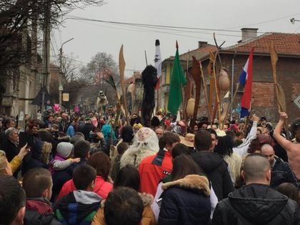 Кукери се впуснаха в гонитба на злите духове в Първенец