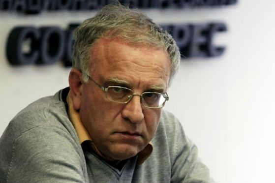 Тежък инцидент с Цветозар Томов! Говорителят на ЦИК припадна, линейка го откара по спешност в болница