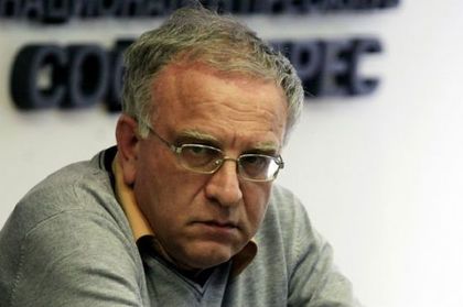Тежък инцидент с Цветозар Томов! Говорителят на ЦИК припадна, линейка го откара по спешност в болница