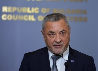 Валери Симеонов няма да подава оставка