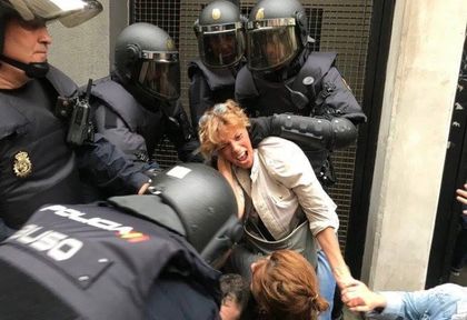 Испански медии гърмят: В Каталония избухва гражданска война! Наблюдател: Полицията бие наред жени, старци и деца! (СНИМКИ/ВИДЕО)