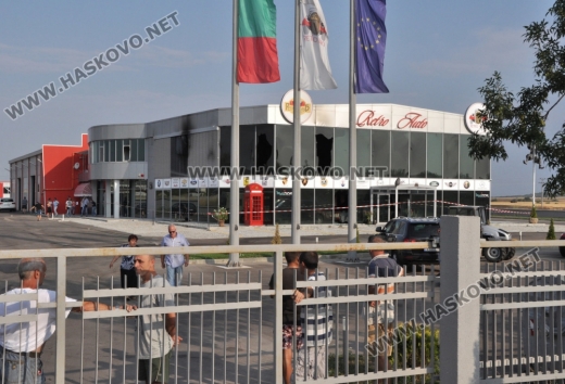 Извънредно: Пожар изпепели салон за ретро автомобили на бившия кмет на Хасково (СНИМКИ)