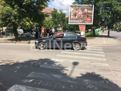 ПОРЕДНИЯТ ДЖИГИТ! БМВ блъсна две деца на пешеходна пътека във Враца (СНИМКИ)