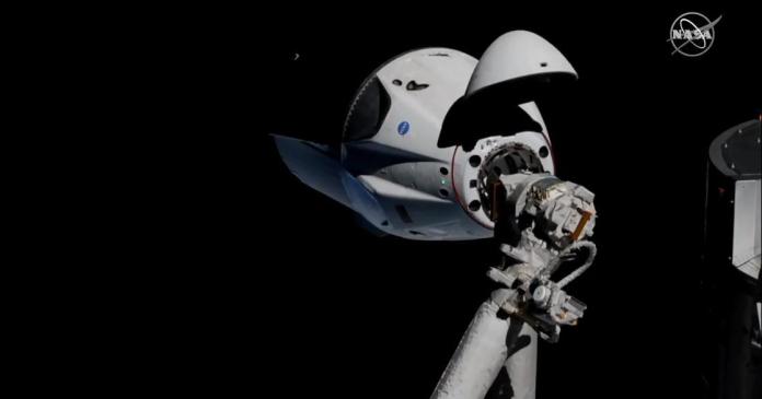 SpaceX Crew Dragon успешно се скачи с Международната Космическа Станция