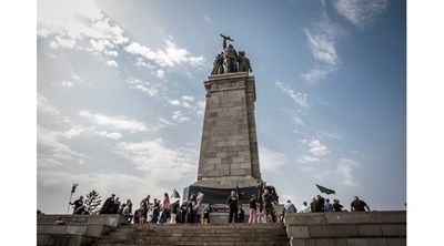 Отново надраскаха Паметника на Съветската армия с червена боя