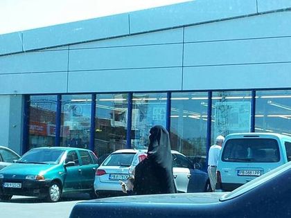 Снимка на жена с бурка в Асеновград взриви Фейсбук