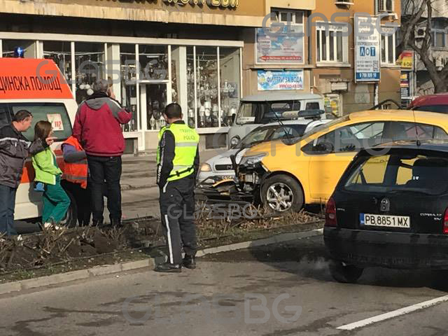 Тежка катастрофа пред Панаира в Пловдив! Линейка е на мястото СНИМКИ
