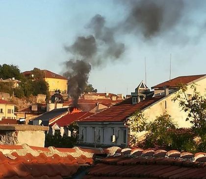 Горя покривът на ресторант “Монро“ до Джумаята