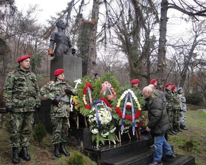Стотици ученици се поклониха пред паметника на Апостола