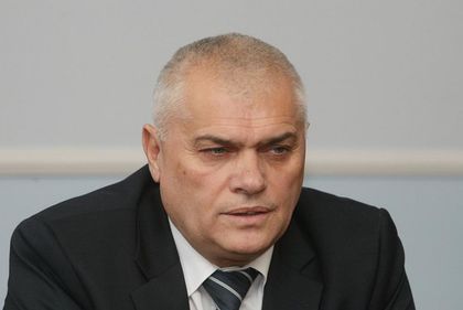 Министър Радев за оставката си: ГЕРБ е футболен отбор и капитанът решава!