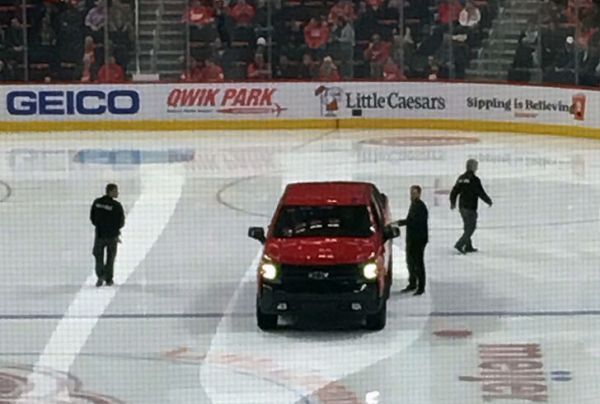 Когато рекламата се превърне в провал (ВИДЕО) Пикапът Chevrolet Silverado Trail Boss се повреди пред препълнени трибуни