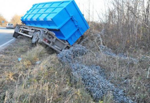 Ад на пътя! Камион се обърна на пътя Варна-Добрич