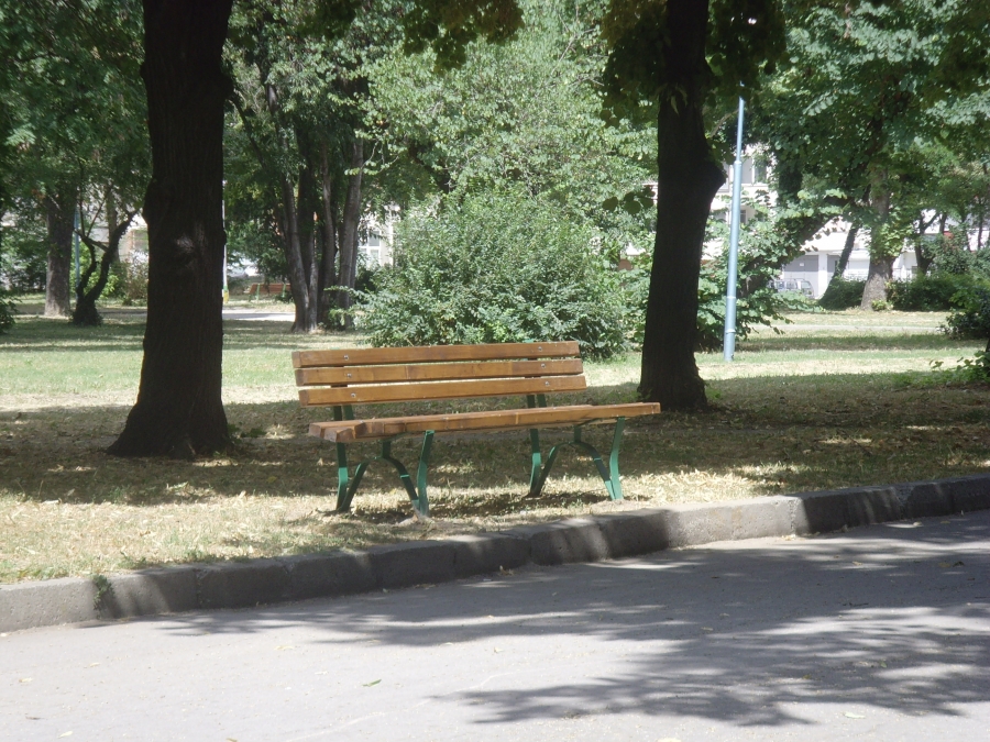 Нападнаха жена в парк в Кършияка, пребиха и ограбиха мъж в Столипиново