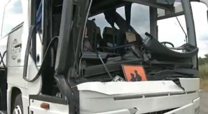 Първи кадри от катастрофата с автобуса, при която пострадаха три деца (ВИДЕО)