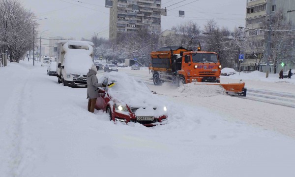 Москва затрупана от сняг, невиждан от 100 г. насам