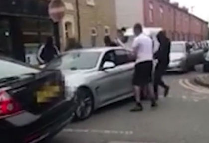 Мъже с бухалки потрошиха BMW, в което бяха малко дете и баща му (СНИМКИ/ВИДЕО)