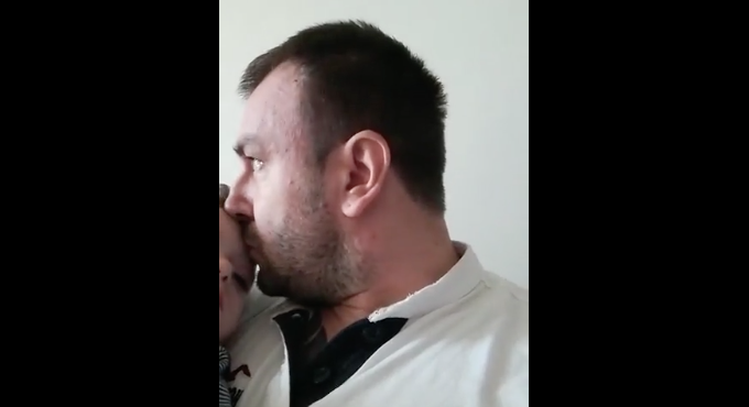 Любящ баща от Варна разплака хиляди на живо във фейсбук с осакатеното си от ваксина детенце в ръце! ВИДЕО