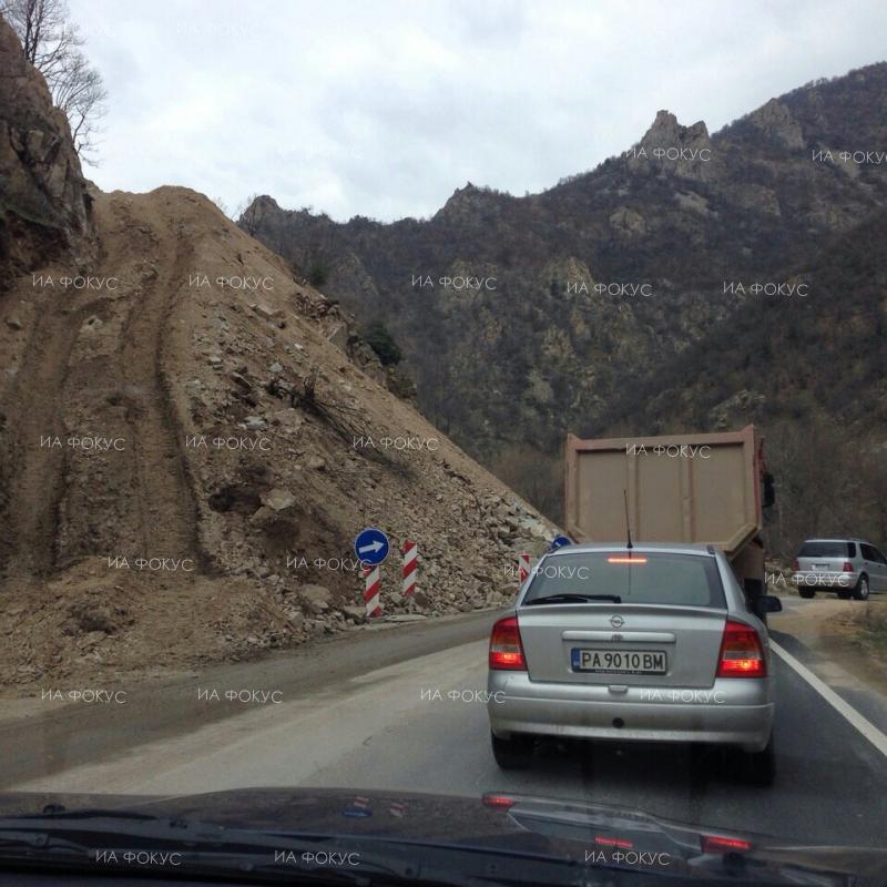 Благоевград: Колона от македонски автомобили се е образувала в Кресненското дефиле в посока ГКПП „Златарево – Ново село“