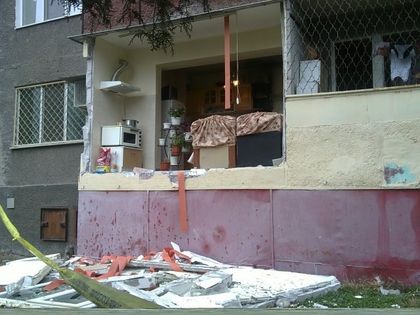 Газова бутилка едва не бутна блок във Варна, издъни тераса и помля кола