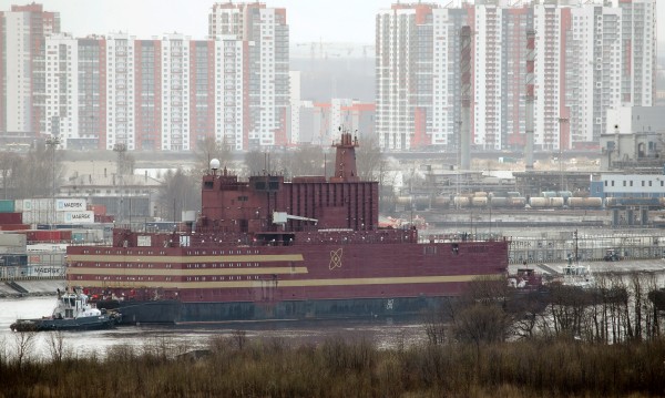 Плаващата руска АЕЦ на вода! Скоро и с гориво