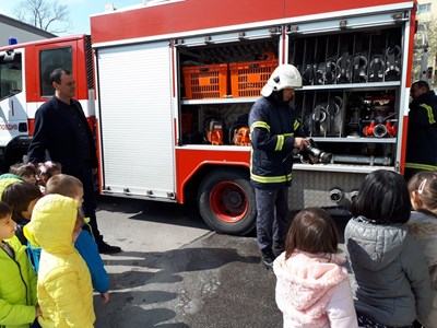 Огнеборци изнесоха урок в детска градина в район 