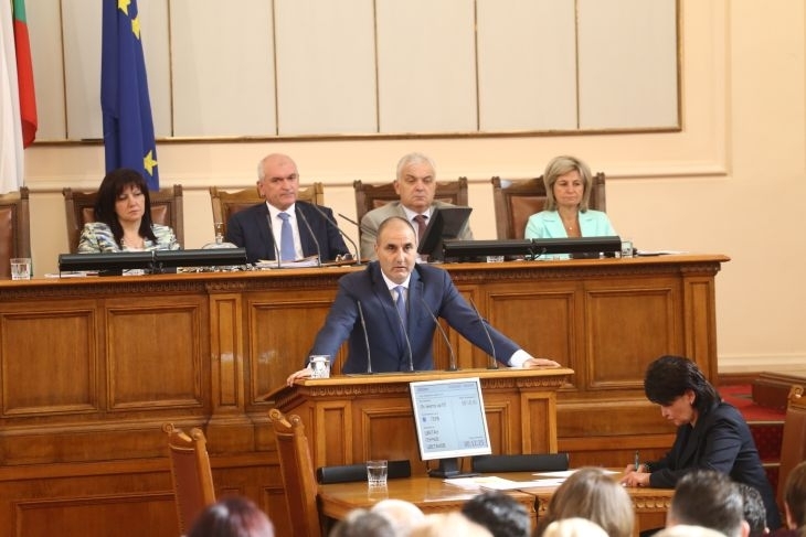 Цирк в парламента! Гърневски рецитира 