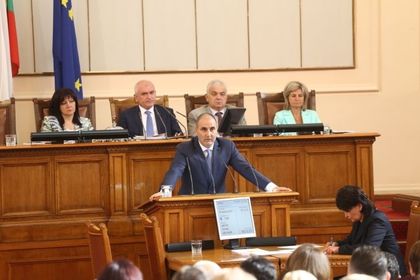Цирк в парламента! Гърневски рецитира 