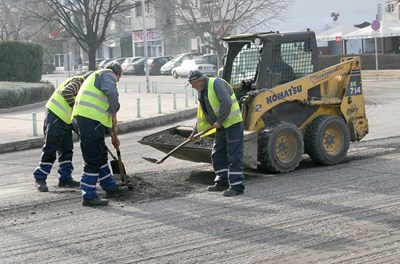 Кърпят аварийно дупки по 