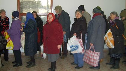 Заради блокирал сървър: Дядо почина на опашка за пенсии
