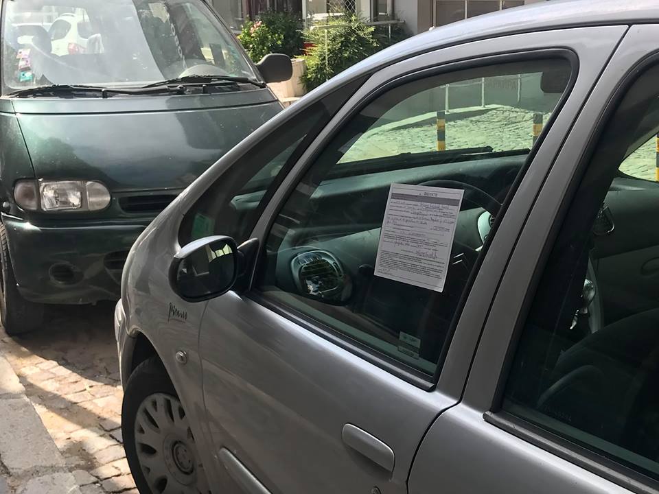 Забраниха паркирането на улица в Капана, изненадани шофьори отлепят глобите от колите си