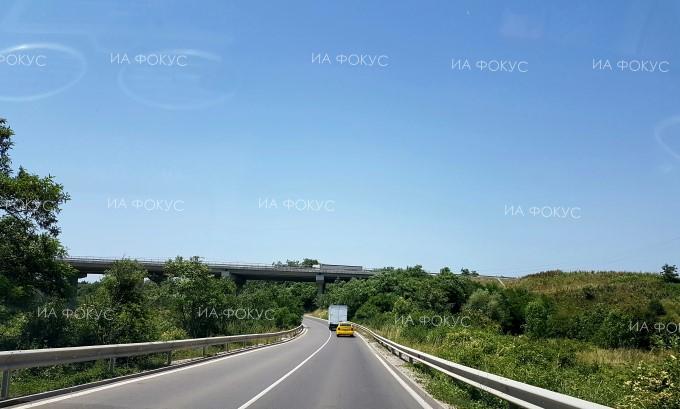 Бургас: Движението по път ІІ–99 Бургас – Царево на надлеза при гр. Черноморец се осъществява двупосочно при стеснение на участъка до 5.50 м поради увредена конструкция на съоръжението