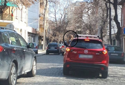Безотговорна шофьорка застраши живота на малко момиченце
