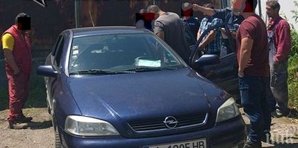 СПЕЦАКЦИЯ В БУРГАС! Маскирани ченгета щурмуваха къщата на известен дилър