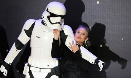 Episode IX – Кари Фишър ще