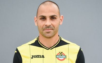 Бивш играч на ЦСКА подписа с Ботев