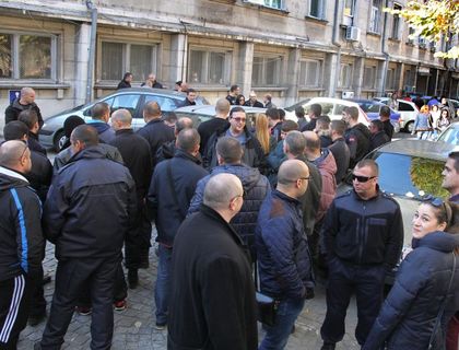 Протестиращи ченгета очакват Бойко в село Бенковски
