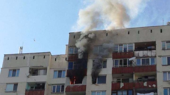 Огнен ужас в София! Жена се бори отчаяно за живота си в пламъци