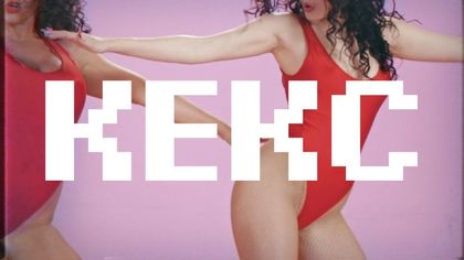 Писател стана певец и завладя България с клип ала немско порно от 80-те ВИДЕО