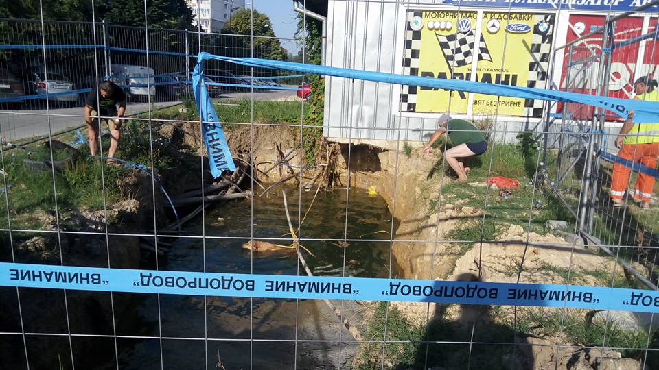 Хвала на такива българи! Живко от Варна не се поколеба и скочи в дълбока яма, за да спаси куче от удавяне! СНИМКИ