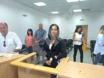Танцьорката, помляла 11 коли: В ареста се разхождаш в клетка 4 на 4 (Снимки)