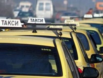 В Пловдив: Таксиметров шофьор почина докато чакаше клиент