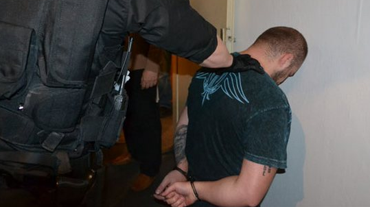 Полицаи атакуваха апартамент в „Меден рудник”, изкараха с белезници криминално проявения Недялко