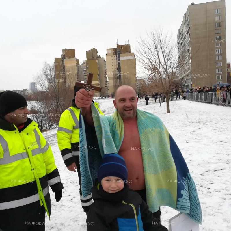 София: Вячеслав Борисов извади кръста за трети път от водите на езерото в жк. „Дружба“