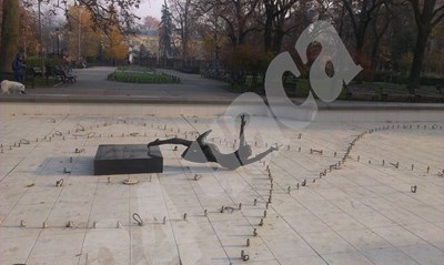 Вандали събориха балерината на Чапкънов пред Народния театър (Снимка)