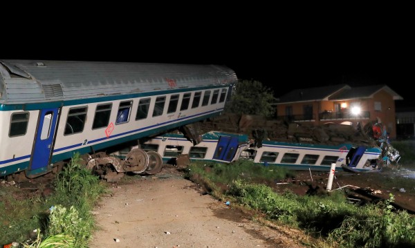 Влак дерайлира в Италия, двама души загинаха