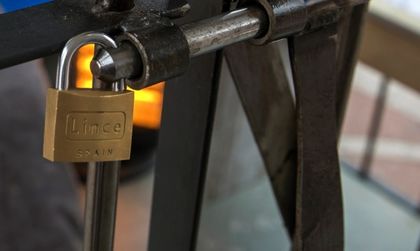 Затворници се бунтуваха, взеха надзиратели за заложници
