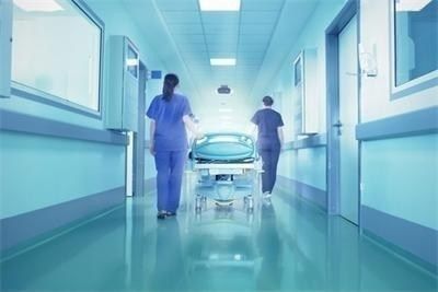 17-годишно момче скочи от 8-я етаж на блок, оцеля