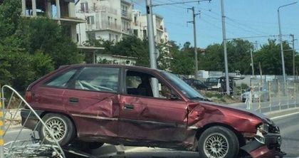 Автомеле! Кола премаза огражденията и влезе в насрещното