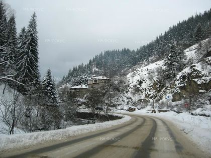 Смолян: Сняг вали в областта, пътищата са мокри и на места заснежени