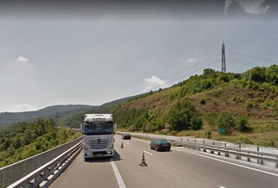 Аварирал тир ограничава движението по пътя Ботевград - София
